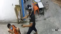 Xông vào nhà xịt hơi cay cướp điện thoại