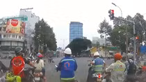 Từ camera hành trình bắt được tên cướp kéo lê cô gái trên đường