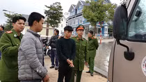 Ba đối tượng đập bể kính xe khách trộm tài sản