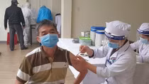 Lâm Đồng tiêm vaccine cho tài xế xe tải vận chuyển hàng hóa