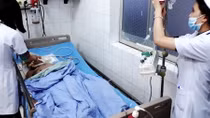 Dọn dẹp sau cơn mưa, cụ ông bị cuốn xuống mương nước nguy kịch