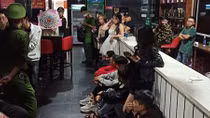 Nhiều thanh niên phê ma túy trong quán karaoke