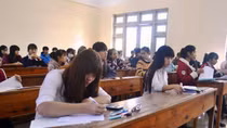 Nhiều thí sinh gặp sự cố và than khó với đề thi Toán