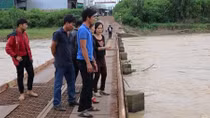  Tuyên dương người dũng cảm cứu 2 nữ sinh ngã xuống sông