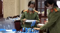 Phụ nữ Công an Lâm Đồng làm 300 mặt nạ tặng các chốt chống dịch