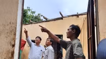 Lốc xoáy giật tung 38 mái nhà của người dân