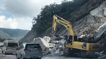 Sạt lở đèo, 1.000m3 đất đá đổ xuống QL 27C