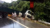Xe đầu kéo đâm vào vách đá gãy làm đôi trên đèo Chuối