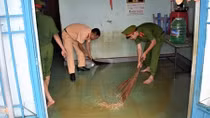Công an Lâm Đồng chung tay giúp đỡ bà con vùng tâm lũ