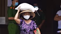 Công an phường trao 200 phần quà giúp người dân bị ảnh hưởng bởi COVID-19