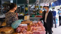 Chủ tịch tỉnh ra chợ động viên tiểu thương mùa dịch