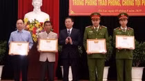 Khen thưởng 4 cá nhân xuất sắc bắt cướp