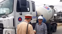 Phát hiện CSGT, xe chở khoáng sản “án binh bất động”
