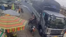 Triệu tập tài xế suýt gây họa với 2 mẹ con trên đường