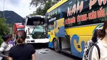 Đua nhau vượt đèo, hai xe khách gặp nạn