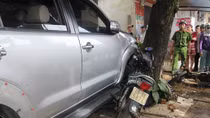 Ô tô 7 chỗ tông nhiều xe máy, 1 phụ nữ ngồi trong nhà tử vong