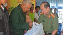 Quà Tết đến với người nghèo xã biên giới Sa Loong