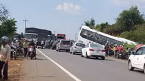 Tránh ô tô bị vây đánh, tài xế xe khách lao xe xuống vực