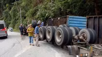 Container lao vào vách núi, người dân đập cửa giải cứu tài xế