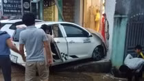 Ô tô "bất ngờ" tăng tốc đâm cô gái trẻ đi bộ trên vỉa hè tử vong