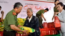 Cục An ninh Tây Nguyên khám bệnh, trao quà cho bà con nghèo