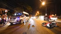 Tông liên tiếp vào ôtô, hai thanh niên tử vong