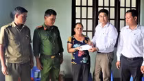 Trao 50 triệu đồng cho gia đình Công an viên hi sinh