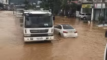 Mưa lớn gây ách tắc cục bộ trên QL20, nhiều phương tiện "ngộp" trong nước