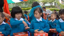 Lễ Khai giảng ở ngôi trường hát quốc ca… bằng tay