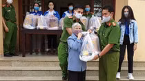 Công an phường góp tiền mua quà tặng người nghèo ở Đà Lạt