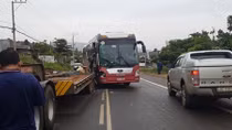  Xe Thành Bưởi dính vào đuôi xe đầu kéo, nhiều hành khách hú vía