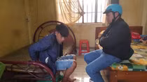 Người hàng xóm dũng cảm bị kéo lê vẫn quật ngã tên trộm xe máy