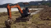 Ngang nhiên đưa máy xúc vào đào đất, lấn chiếm lòng hồ thủy điện
