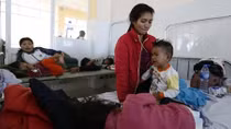 Sau khi ăn đồ từ thiện, hơn 100 người bị ngộ độc thực phẩm