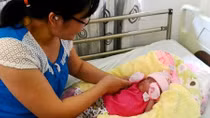 (KỲ TÍCH) Bé gái sinh non 5 tháng tuổi sống sót hy hữu