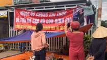 Lập bàn thờ, giả thi thể đặt trước nhà để đòi nợ