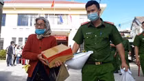 Công an phường góp tiền và vận động mua hàng trăm phần quà giúp dân