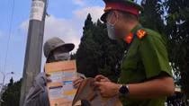 Giải tán hàng trăm người đi thể dục giữa mùa dịch