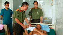 Báo CAND thăm hỏi hỗ trợ cán bộ, chiến sĩ bị thương trong vụ nổ tại Đắk Lắk