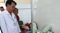 Một người trúng đạn ngã gục trong lúc làm vườn