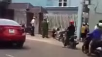 Thanh niên xăm trổ vượt đèn đỏ bỏ chạy tông vào xe Công an