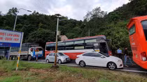 Lở đất trên đèo Bảo Lộc, hàng trăm phương tiên bị “chôn chân”