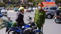 Đà Lạt phạt hàng loạt người không đeo khẩu trang nơi công cộng