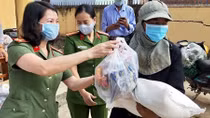 Trao gạo của Phó Thủ tướng Trương Hòa Bình tặng đồng bào nghèo