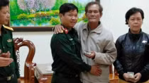 Xúc động nhận lại tài sản lớn từ Thượng úy Quân đội nhặt trên đường