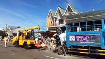 Xe khách chở gần 50 người đối đầu xe tải trên QL20