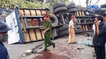 Xe tải chở bia gây tai nạn náo loạn trên phố