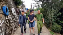 Núp dưới gầm giường chờ gia chủ ngủ để trộm