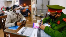 10 người đi dạo ban đêm bị phạt vì không đeo khẩu trang