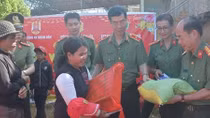 Bà con nghèo Buôn Đôn đón nhận quà Tết 